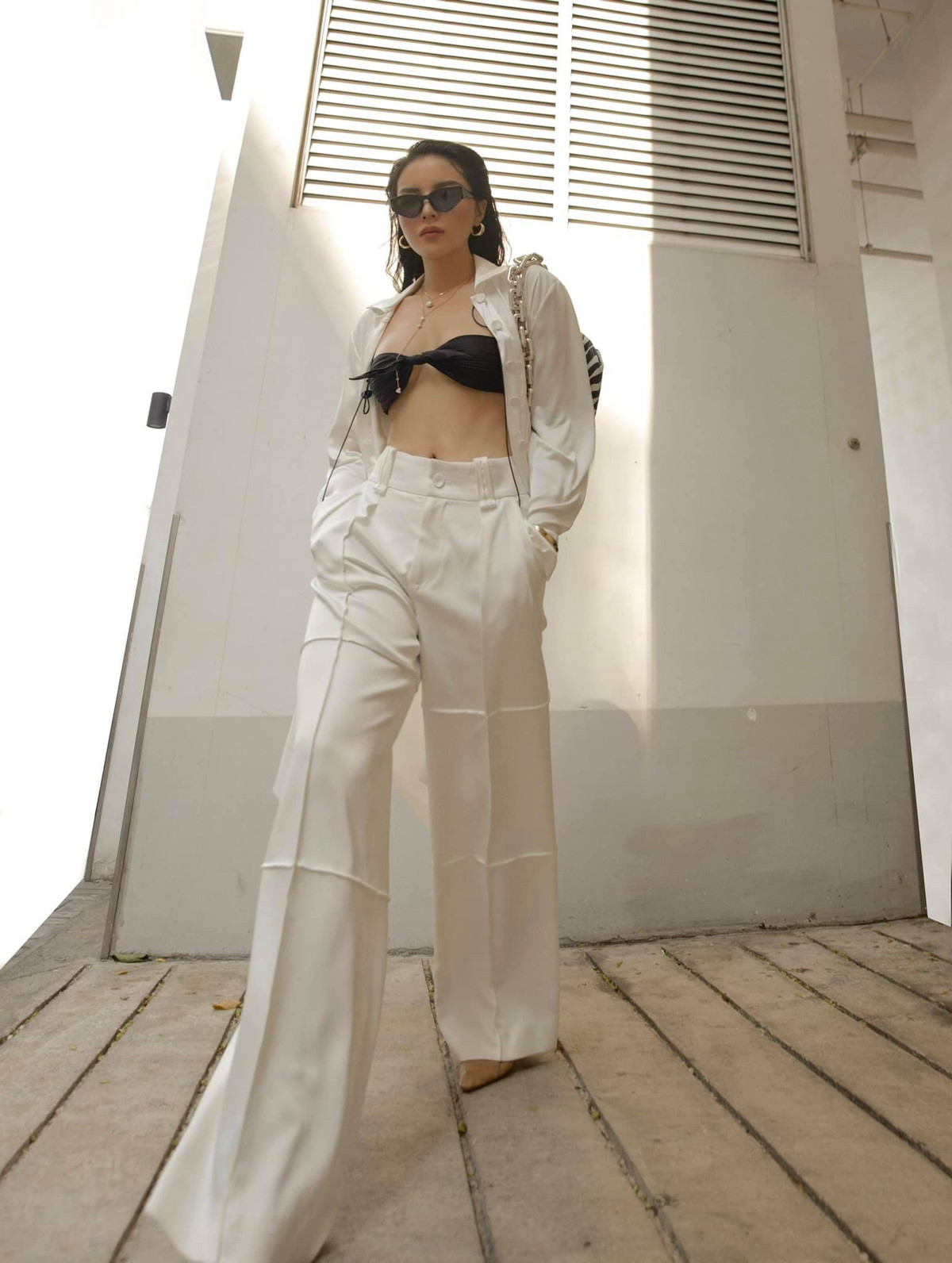 Set đồ đen trắng mix cùng túi xách họa tiết ngựa vằn của Bottega Veneta tạo nên vẻ đẹp thần thái của Kỳ Duyên.