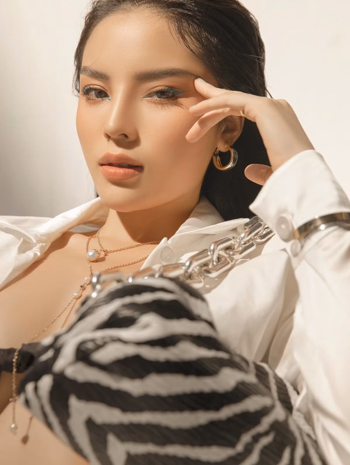 Sau 7 năm đăng quang, Hoa hậu Việt Nam 2014 theo đuổi phong cách gợi cảm hết nấc.