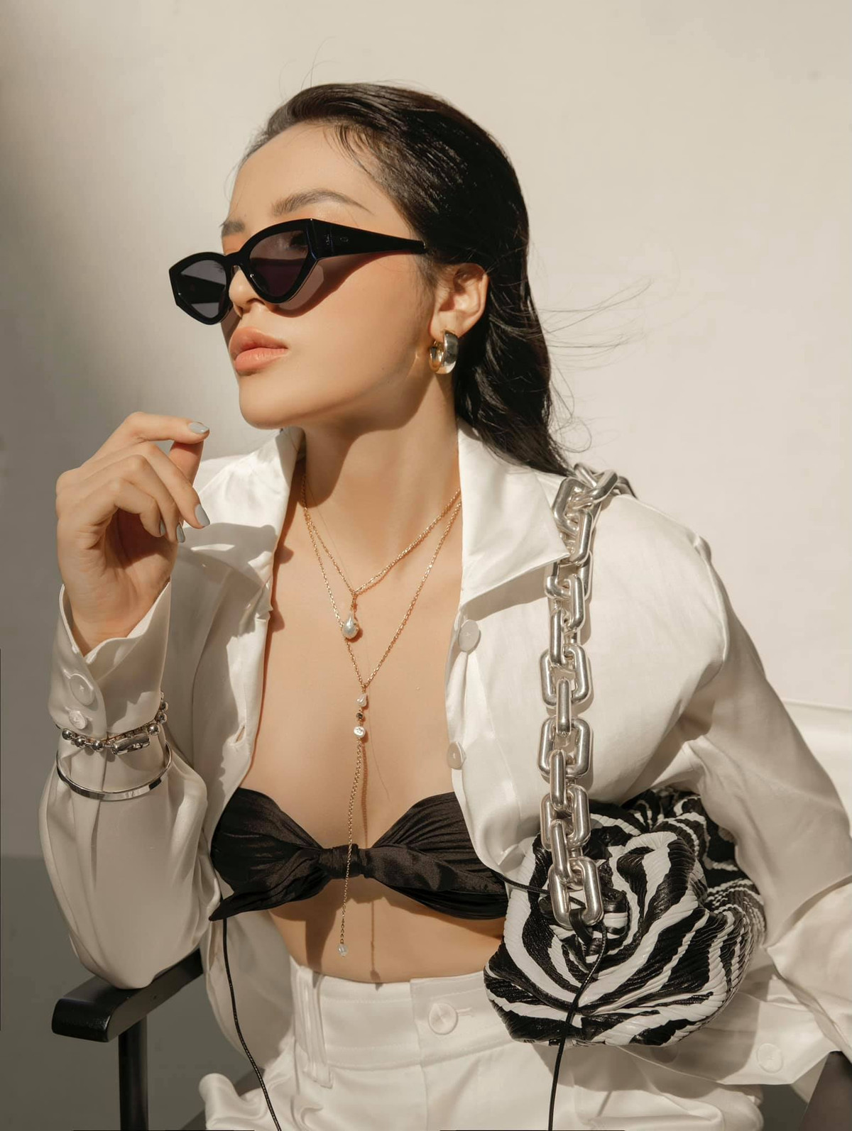 Chiếc áo ngực nhỏ xinh che không trọn vẹn được vòng một căng tròn của nàng hậu.