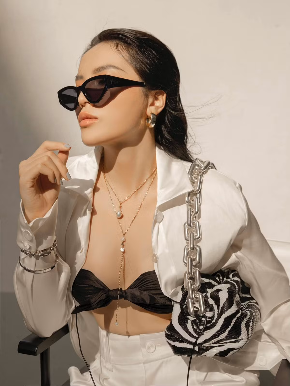 Chiếc áo ngực nhỏ xinh che không trọn vẹn được vòng một căng tròn của nàng hậu.