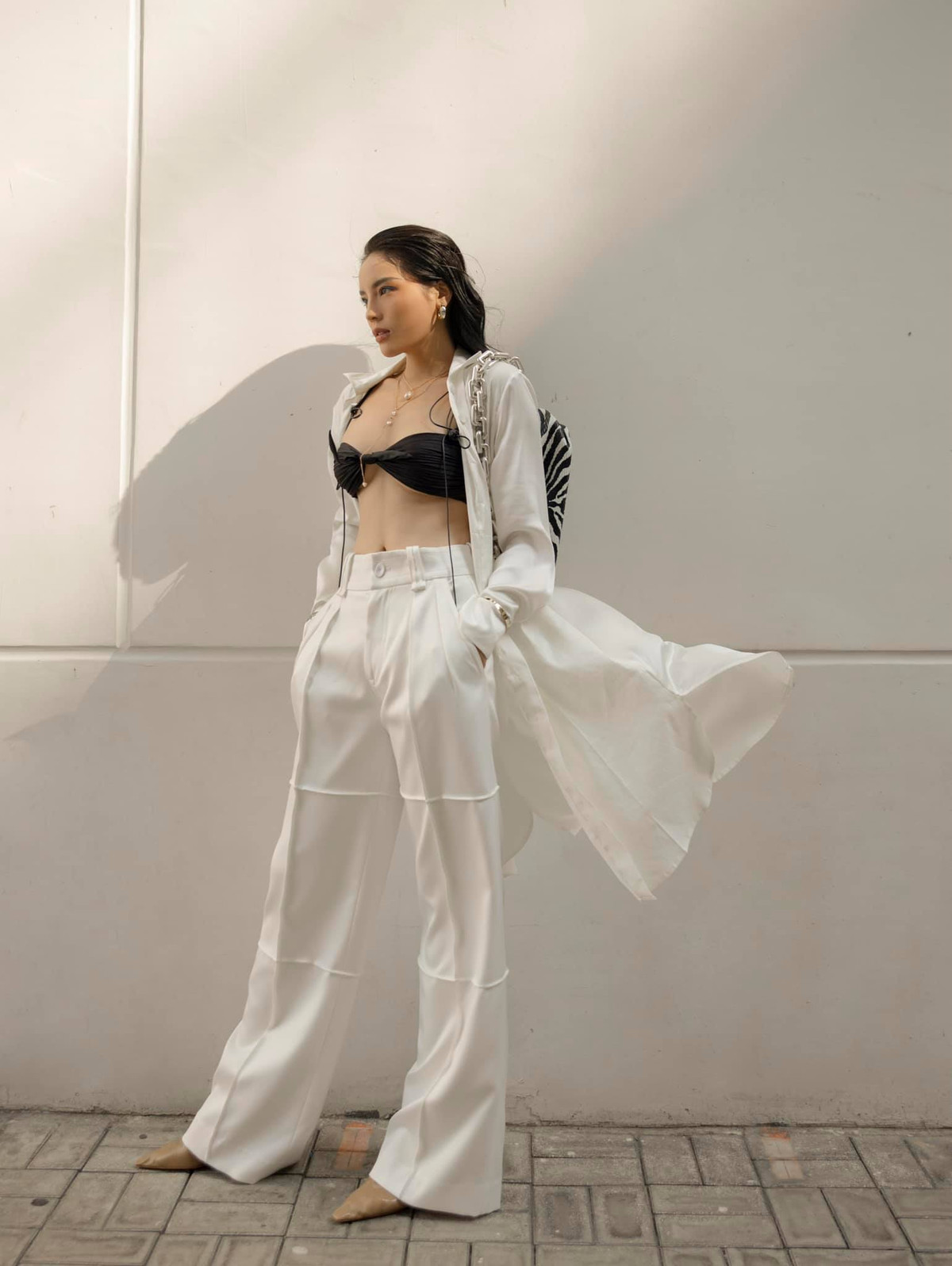 Chiêm ngưỡng ở góc nghiêng, chiếc áo ngực của Kỳ Duyên như muốn rớt xuống khiến dân tình "hết hồn".