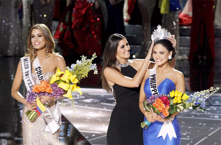 Vương miện Hoa hậu Hoàn vũ sau đó được trao cho Hoa hậu Philippines - Pia Wurtzbach. Sau sự cố hy hữu này, Hoa hậu Colombia bị sốc nặng, MC Steve Harvey bị chỉ trích trên các phương tiện truyền thông còn tân Hoa hậu Pia Wurtzbach thì bị nghi mua giải. (Ảnh: Times of India)