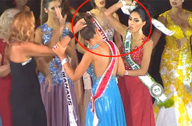 Trong cuộc thi Hoa hậu Amazon 2015, á hậu 1 cuộc thi đã lao vào giằng vương miện của tân Hoa hậu Carolina Toledo và ném xuống đất rồi lăng mạ hoa hậu. Lý giải cho việc làm của mình, á hậu Sheislane Hayalla cho rằng tân hoa hậu đã mua giải.