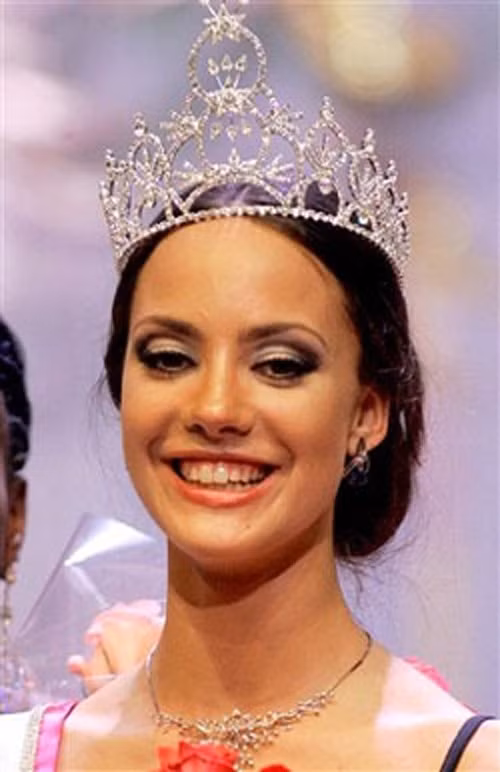 Khi người dẫn chương trình tuyên bố Mrs.World 2006 là hoa hậu Nga, á hậu 1 là hoa hậu Costa Rica nhưng do người phiên dịch dịch sai nên hoa hậu tiền nhiệm đi về phía người đẹp Costa Rica để trao vương miện khiến tất cả ngỡ ngàng. (Ảnh: Pravda)