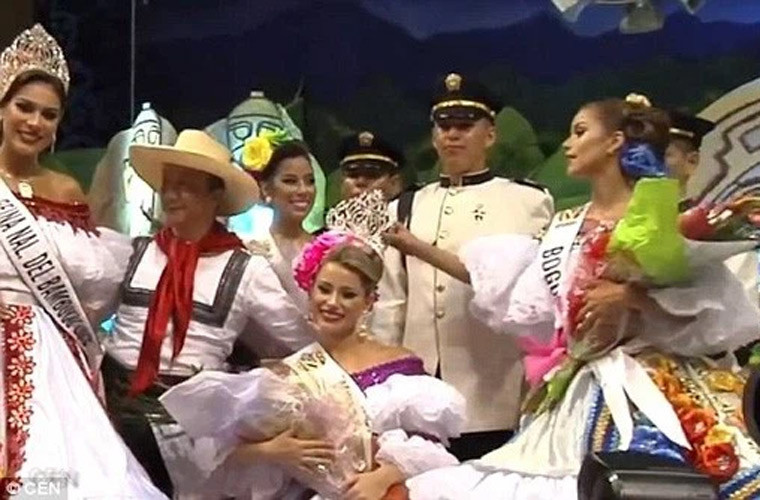 Tương tự trong cuộc thi Miss Bambuco International Pageant 2016, tân hoa hậu cũng bị á hậu 1 cuộc thi giật vương miện, rồi đội lên đầu mình để chụp ảnh sau đó thản nhiên trả lại vương miện cho hoa hậu và rời khỏi sân khấu.