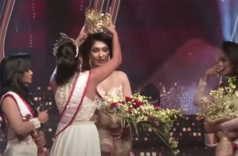 Caroline Jurie cho rằng Hoa hậu Quý bà 2021 Pushpika De Silva không xứng đáng vì đã ly hôn, vi phạm quy định cuộc thi. Tuy nhiên, thực tế tân hoa hậu mới chỉ ly thân. (Ảnh: Daily Mail)