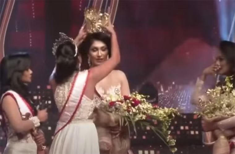 Caroline Jurie cho rằng Hoa hậu Quý bà 2021 Pushpika De Silva không xứng đáng vì đã ly hôn, vi phạm quy định cuộc thi. Tuy nhiên, thực tế tân hoa hậu mới chỉ ly thân. (Ảnh: Daily Mail)