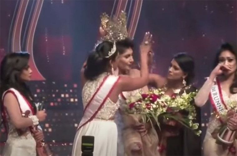 Mới đây nhất, trong đêm chung kết cuộc thi Hoa hậu Quý bà Sri Lanka 2021, Hoa hậu Quý bà Sri Lanka 2019 Caroline Jurie đã xông lên sân khấu rồi cướp lấy vương miện của tân hoa hậu để trao cho á hậu 1 cuộc thi. (Ảnh: Daily Mail)