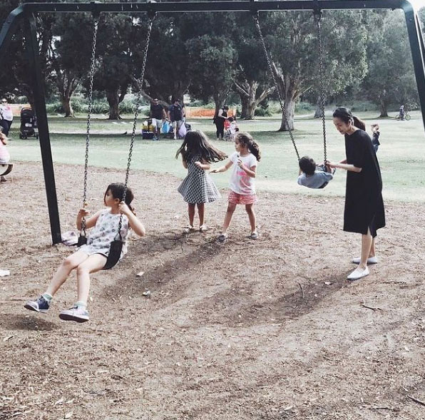 Cuộc sống bình yên bên cạnh chồng con của Tăng Thanh Hà được nhiều người ngưỡng mộ. Dù rất bận rộn nhưng Tăng Thanh Hà luôn tự tay chăm sóc, chơi và dạy con học.