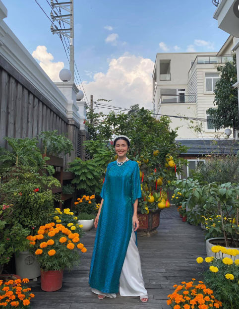 Gia đình nhỏ của Tăng Thanh Hà hiện đang sống tại ngôi biệt thự sang trọng rộng 500m2 ở khu Thảo Điền - Quận 2 với điểm nhấn là khoảng sân được lát toàn bộ bằng gỗ và nội thất đắt tiền.