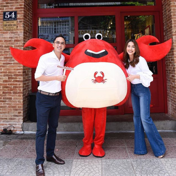 "Ngọc nữ màn ảnh Việt" quản lý The Crab Shack, một chuỗi nhà hàng hải sản có tiếng ở Sài Gòn, thương hiệu mắt kính nhượng quyền Sunnies Studios Vietnam, thương hiệu thời trang HATANG.