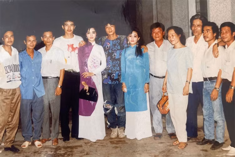 Giáng My chụp ảnh cùng các diễn viên trong phim "Truy lùng băng quỷ gió". Đứng cạnh cô là nam diễn viên Võ Hoài Nam.