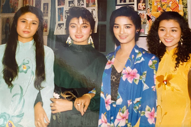 Khoe ảnh thời trẻ, Hoa hậu Giáng My viết: "Từ phải sang HHHN Hàn Nguyệt Thu Hương, Giáng My, HHSG Lí Thu Thảo và bạn Á hậu". xx