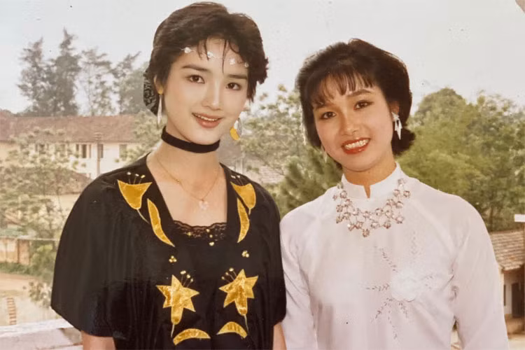 Giáng My chụp ảnh với Hoa hậu Bùi Bích Phương.