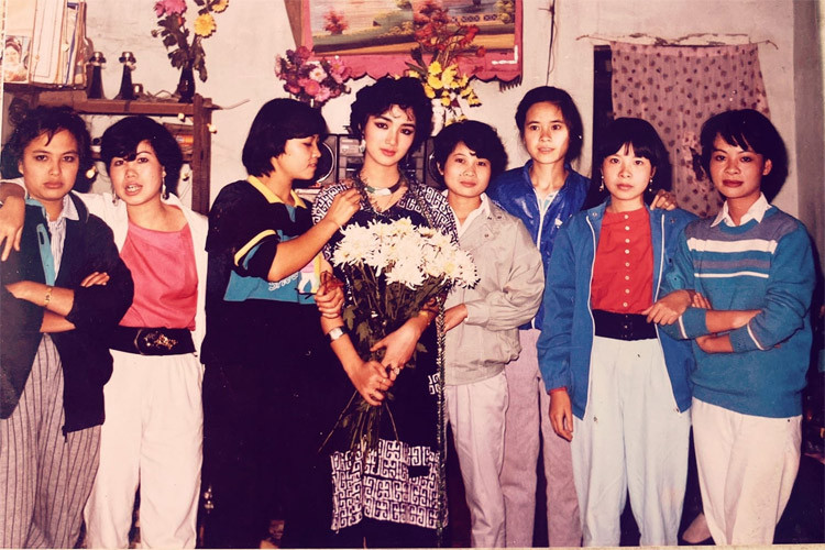 Người đẹp sinh năm 1971 khoe ảnh chụp trong buổi sinh nhật mình cùng các bạn khoa Piano.