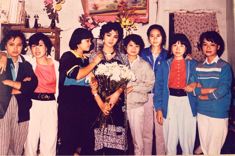 Người đẹp sinh năm 1971 khoe ảnh chụp trong buổi sinh nhật mình cùng các bạn khoa Piano.