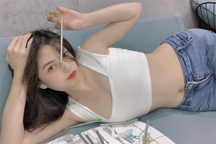 Uyên Endy sinh năm 1997, là một hot girl được nhiều người theo dõi trên mạng xã hội.