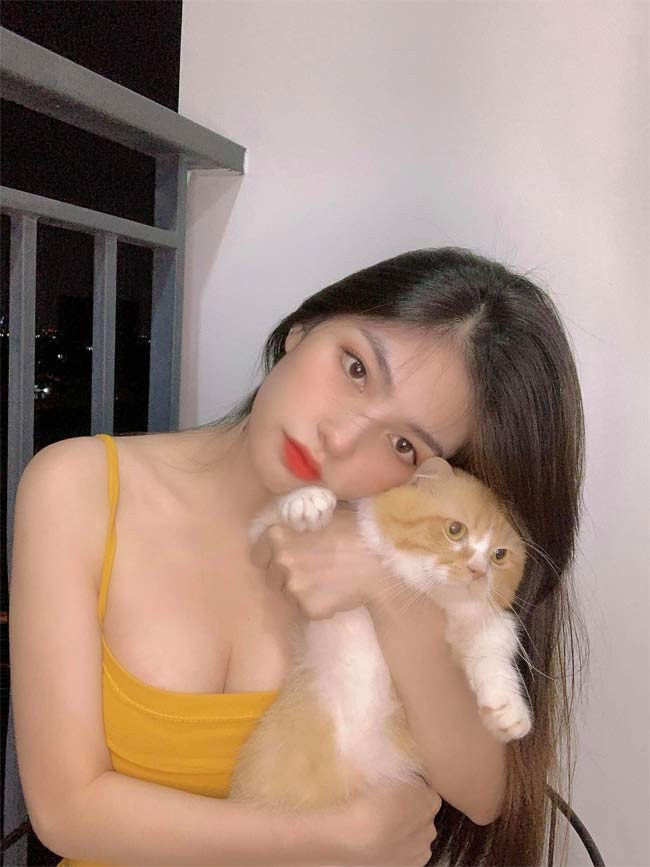 Mới đây rộ tin đồn nam ca sĩ Ngô Kiến Huy đang hẹn hò với hot girl Uyên Endy.