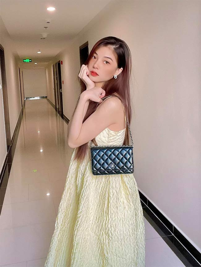 Trước tin đồn Ngô Kiến Huy hẹn hò Uyên Endy, đại diện của nam ca sĩ từ chối trả lời, còn Uyên Endy phủ nhận chuyện yêu đương Ngô Kiến Huy.