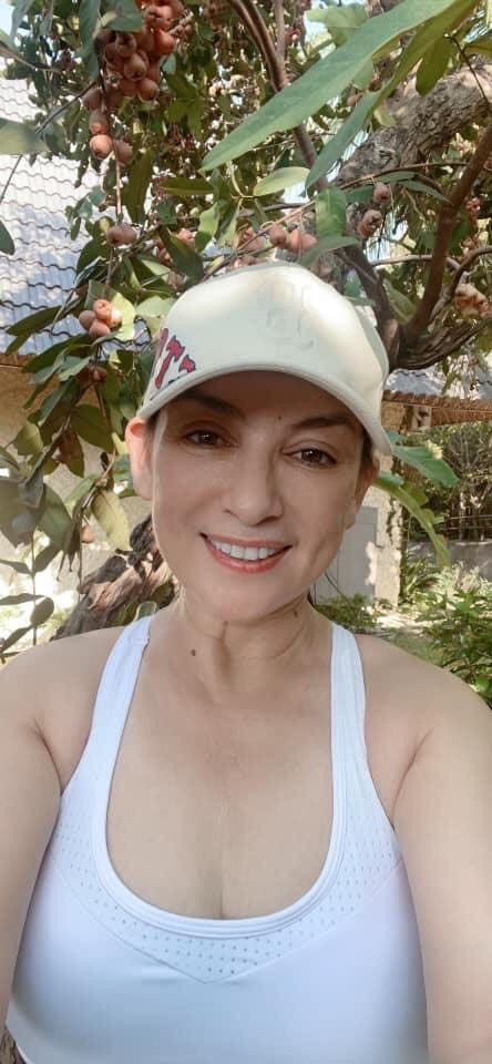 Phi Nhung hiem hoi mac ho hang, khoe dang goi cam