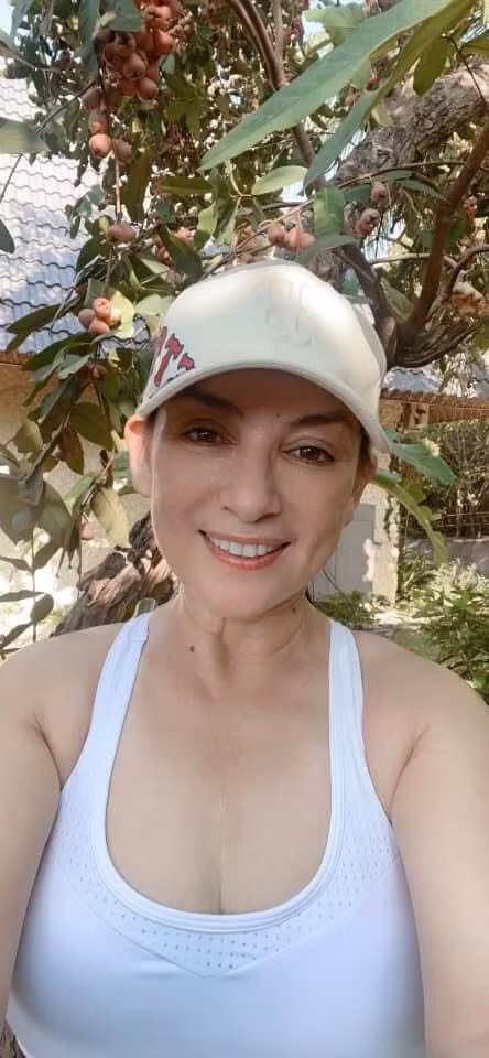 Phi Nhung hiem hoi mac ho hang, khoe dang goi cam