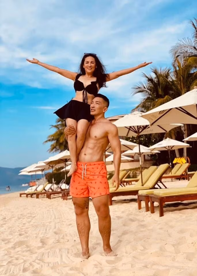 Thời gian gần đây, mẹ nuôi của Hồ Văn Cường khiến công chúng ngỡ ngàng với hình ảnh "lột xác" đầy gợi cảm.