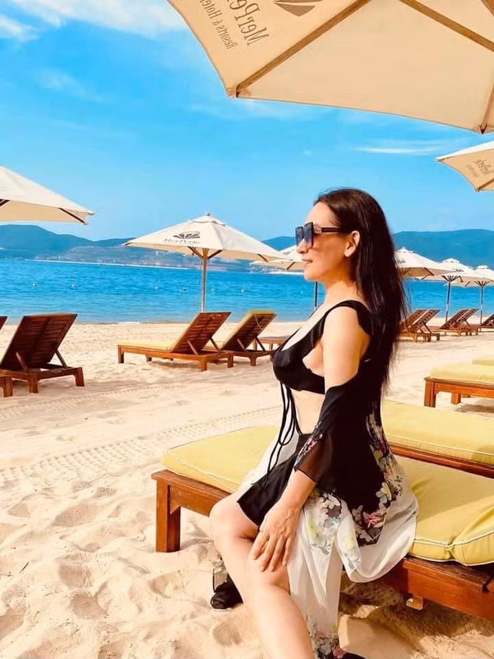 Trong loạt ảnh diện áo tắm, Phi Nhung khiến fan trầm trồ ngưỡng mộ với vóc dáng trẻ trung và gợi cảm của chị ở tuổi 49.