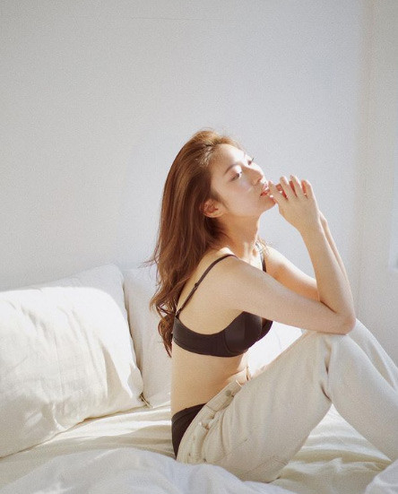 Khánh Vy cho biết, trước đó mẹ cô không cho phép đăng những bức ảnh này lên vì thấy hơi hở, nhưng cô lại suy nghĩ khác. “Việc mình ăn mặc thế nào để cảm thấy thoải mái, tự tin và có thể truyền đi sự tích cực, yêu bản thân tới người khác quan trọng hơn. Đương nhiên việc ăn mặc cũng phải nằm trong khuôn khổ, chuẩn mực xã hội nhất định”.