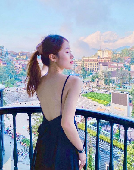 Đầm hở lưng cũng là một trong những món đồ yêu thích của cô nàng siêu ngoại ngữ.