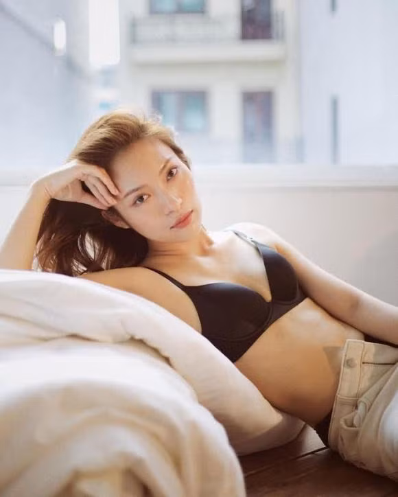 Mới đây, trên trang cá nhân, cô gái sinh năm 1998, khoe loạt ảnh rất gợi cảm và viết: “Cơ thể của mình. Xin lỗi cậu vì đã luôn nhìn thấy và chê trách những điều mà mình từng coi là không hoàn hảo của cậu, xin lỗi cậu vì nhiều lúc hành cậu quá sức và không coi trọng cậu…”.