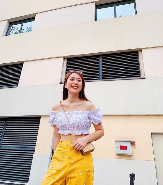 Áo crop top và quần ống rộng là những món đồ thời trang yêu thích của Khánh Vy.
