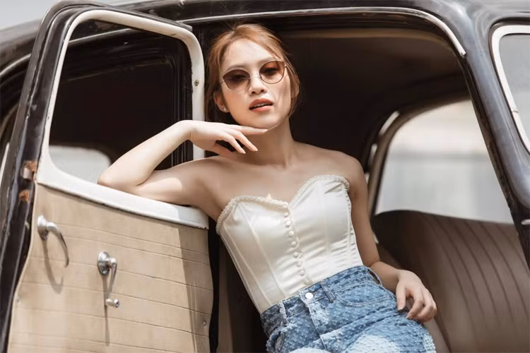 Ngoài công việc cộng tác tại VTV, Khánh Vy làm MC ở các sự kiện song ngữ. "Tính trung bình, một tháng tôi chi khoảng 50-60 triệu để phục vụ công việc và bản thân", Khánh Vy tiết lộ.