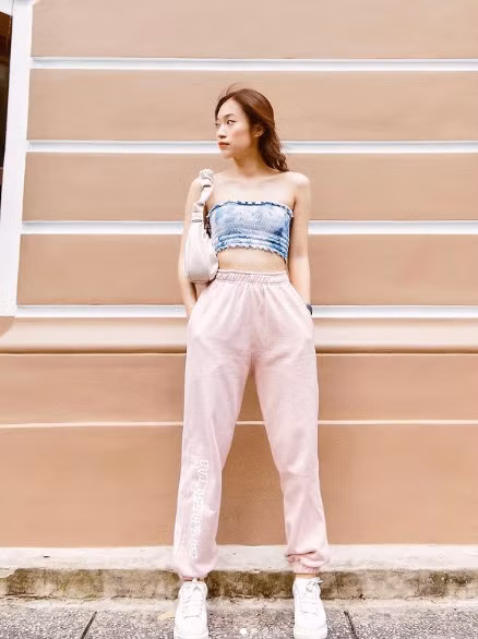 Style dạo phố vừa năng động vừa gợi cảm của Khánh Vy.