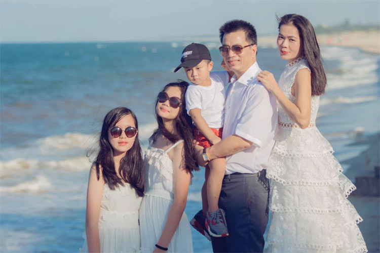 Kết hôn năm 2004, Mỹ Lệ gần như rút lui khỏi showbiz và dành thời gian chăm sóc chồng con.