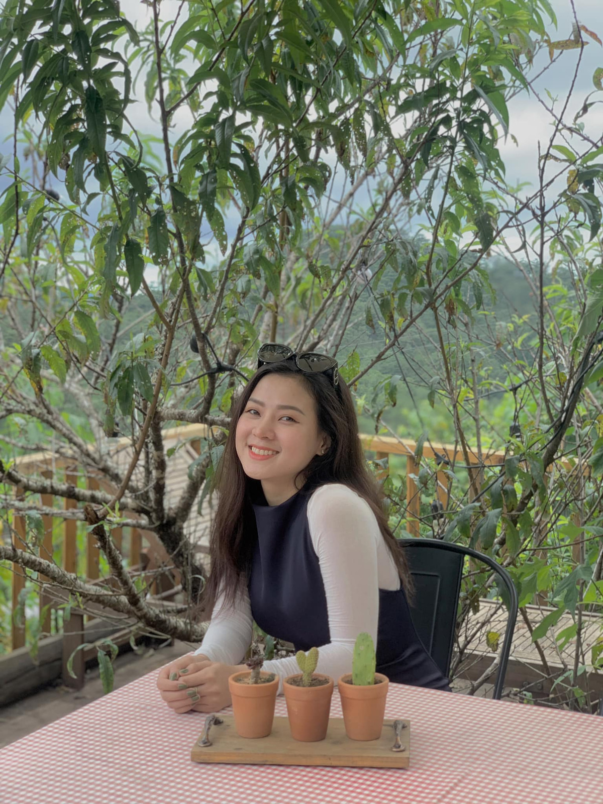 Giọng ca sinh năm 1993 sở hữu vóc dáng chuẩn, gương mặt xinh đẹp, thanh tú cùng nụ cười rạng rỡ.