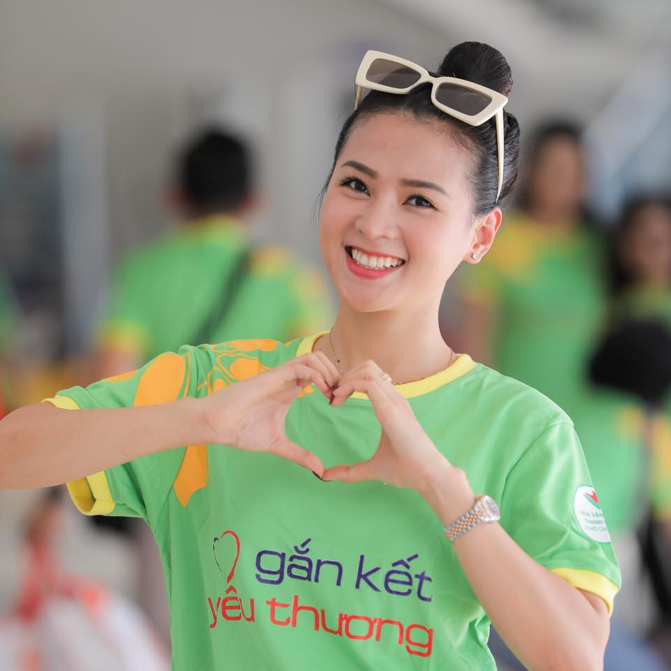 Bên cạnh nhan sắc, bạn gái kém 8 tuổi của Minh Luân còn nhận được nhiều lời khen ngợi về phong cách thời trang.