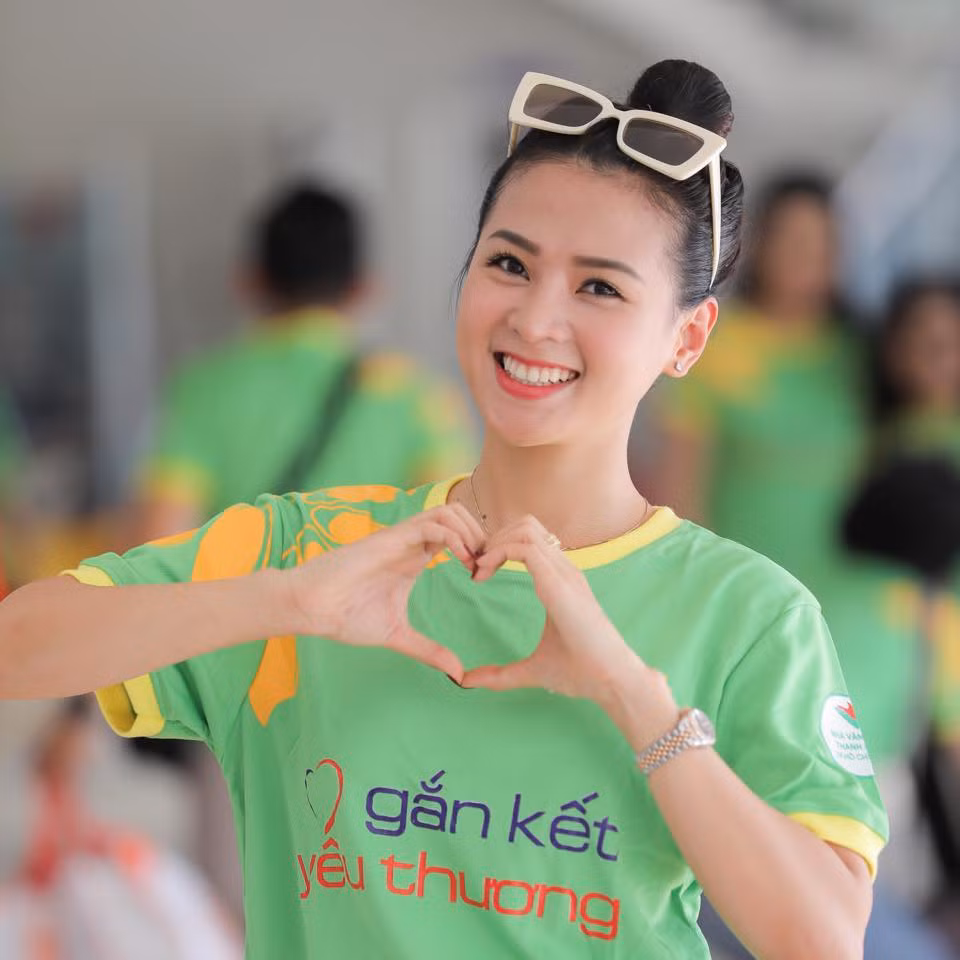 Bên cạnh nhan sắc, bạn gái kém 8 tuổi của Minh Luân còn nhận được nhiều lời khen ngợi về phong cách thời trang.