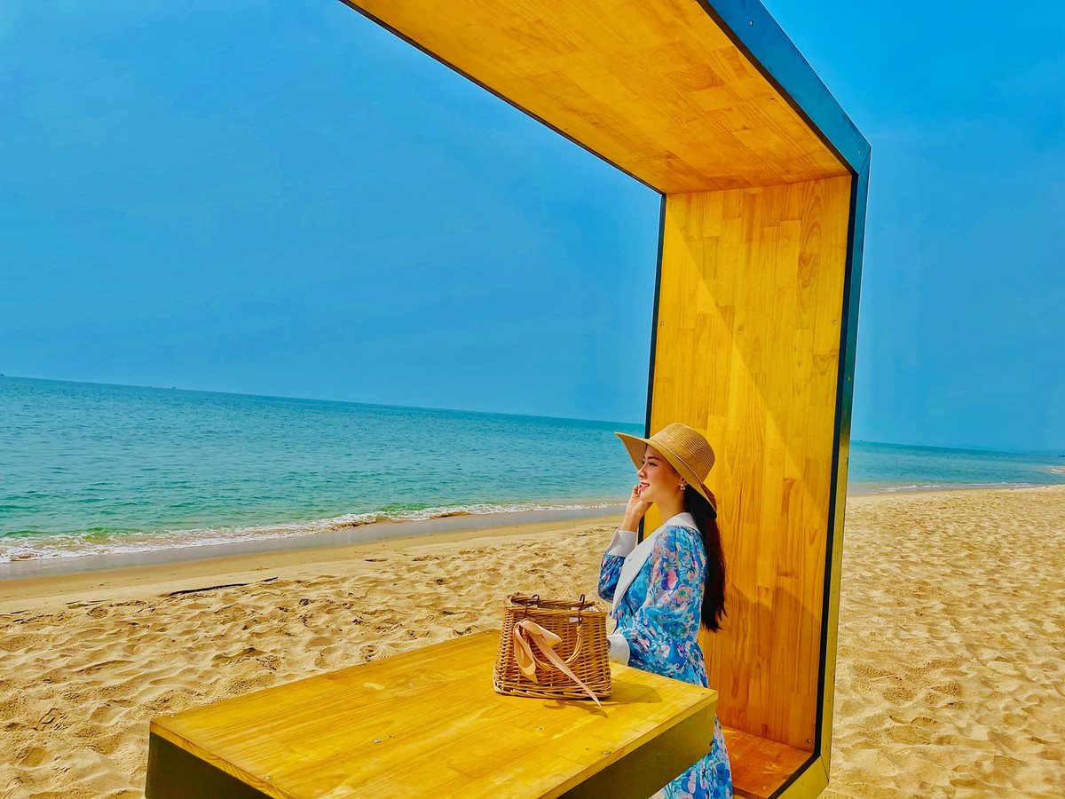 Giọng ca sinh năm 1993 không mấy bận tâm đến chuyện tình cảm trong quá khứ của Minh Luân và hết lời ca ngợi bạn trai.