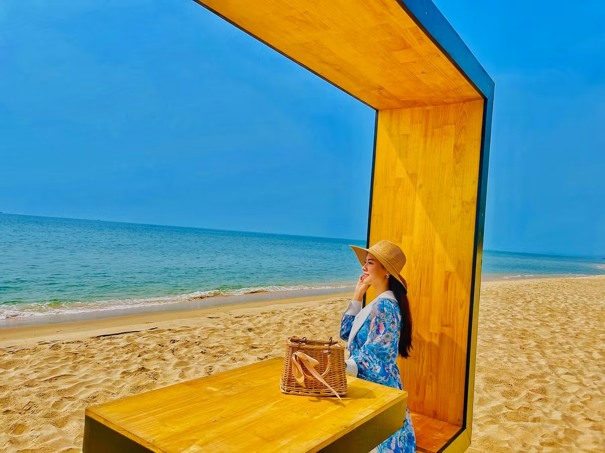 Giọng ca sinh năm 1993 không mấy bận tâm đến chuyện tình cảm trong quá khứ của Minh Luân và hết lời ca ngợi bạn trai.