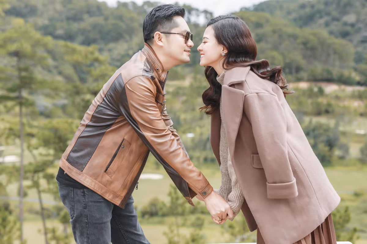 Minh Luân và bạn gái quen nhau từ cuộc thi Duyên dáng Bolero 2018. Cặp đôi đã có hơn 1 năm hẹn hò và nhận được sự ủng hộ của hai bên gia đình.