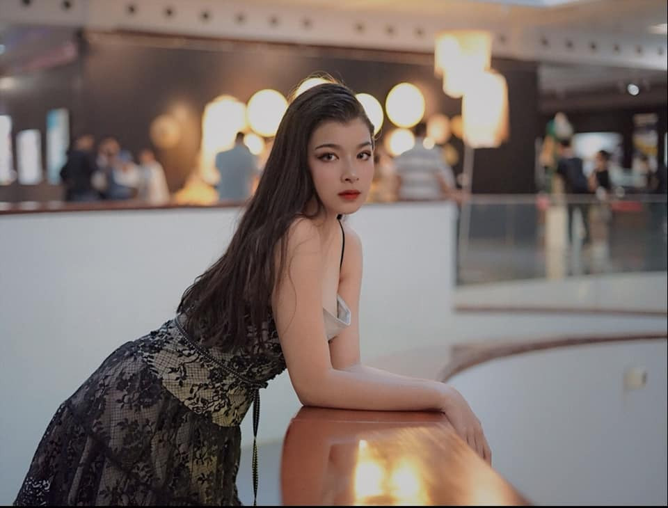 Mới 16 tuổi, con gái ngôi sao "Cảnh sát hình sự" đã sở hữu vẻ đẹp trưởng thành, hiện đại và cá tính.