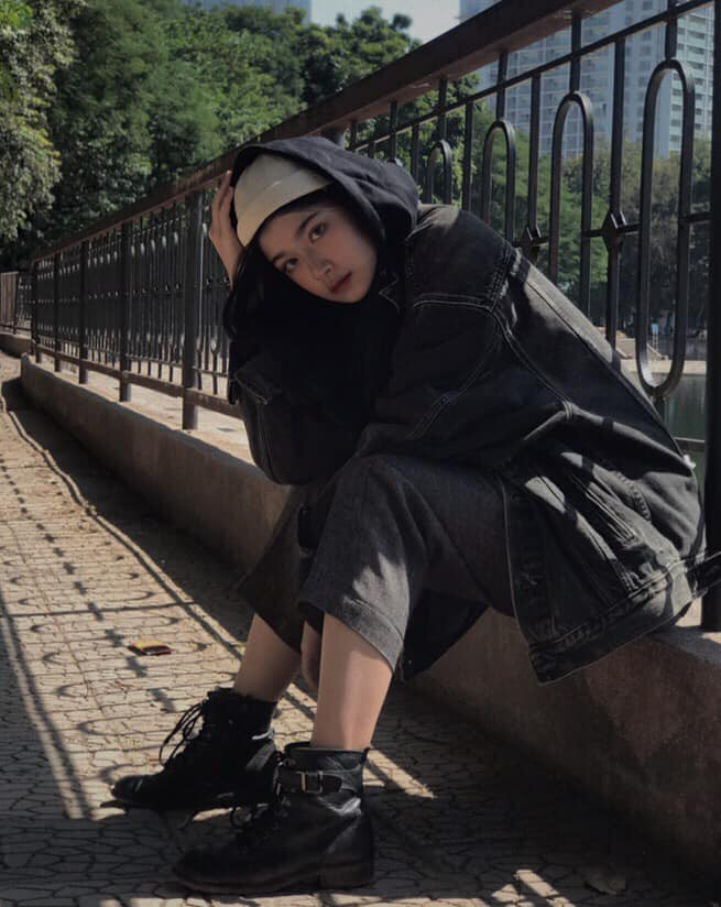 Hoài Anh sở hữu gương mặt thanh tú và sống mũi cao.