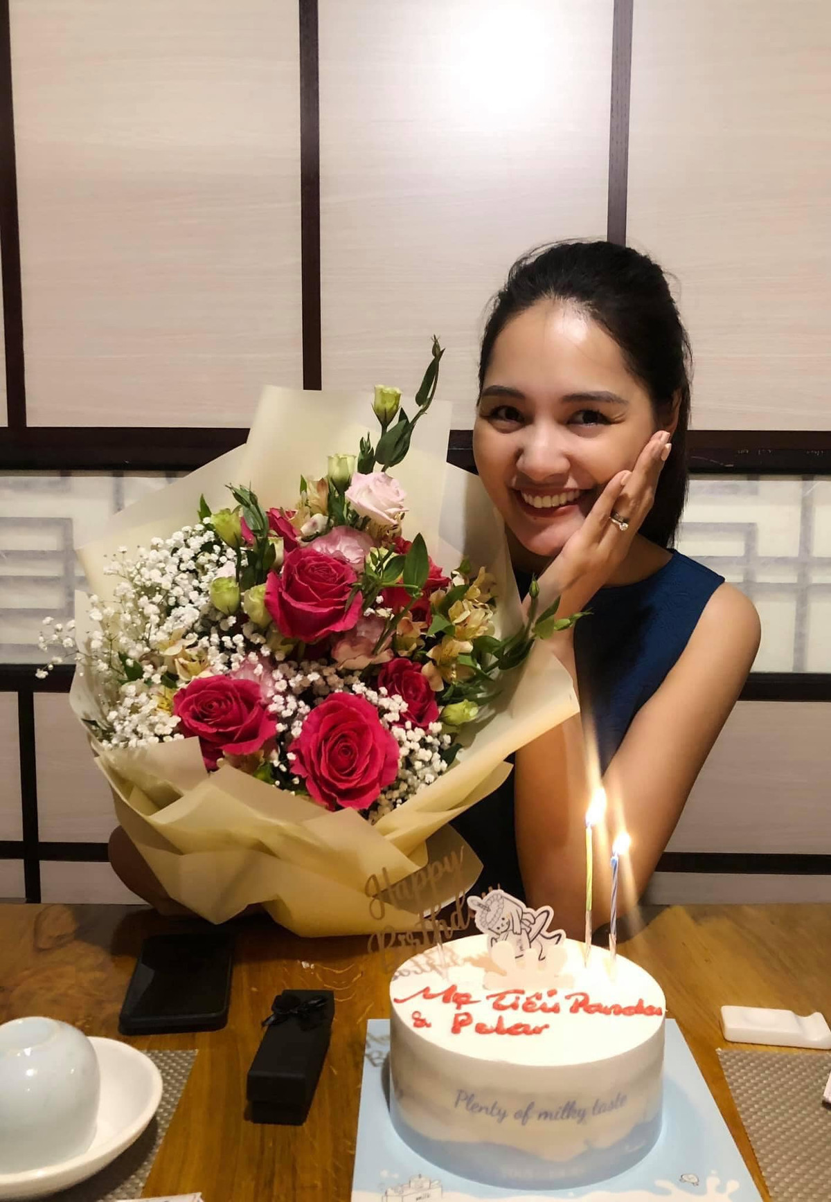 Không chỉ khiến công chúng trầm trồ vì vẫn giữ được nhan sắc kiêu sa đầy gợi cảm ở tuổi 34, Hoa hậu Hương Giang còn khiến bao người phải ghen tỵ với tổ ấm hạnh phúc giản đơn.