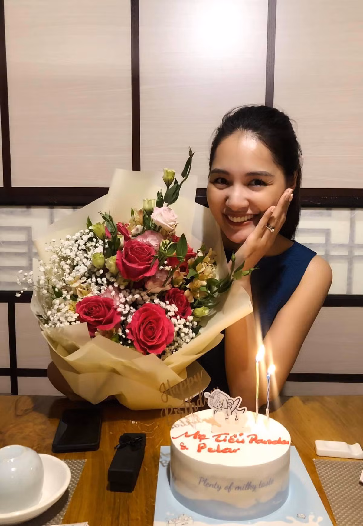 Không chỉ khiến công chúng trầm trồ vì vẫn giữ được nhan sắc kiêu sa đầy gợi cảm ở tuổi 34, Hoa hậu Hương Giang còn khiến bao người phải ghen tỵ với tổ ấm hạnh phúc giản đơn.