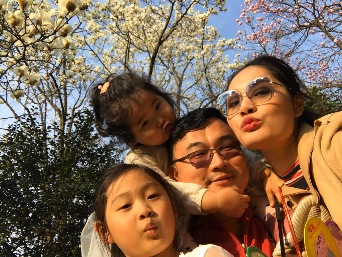 ... Mỗi lúc lại thấy những điều bé nhỏ, tự nhiên hàng ngày sẽ trở nên quý giá đến chừng nào. Thế nên lúc nào mình cũng cảm thấy biết ơn vì mình vẫn đang may mắn, khỏe mạnh, được ở nhà cùng gia đình, an toàn và bình yên".