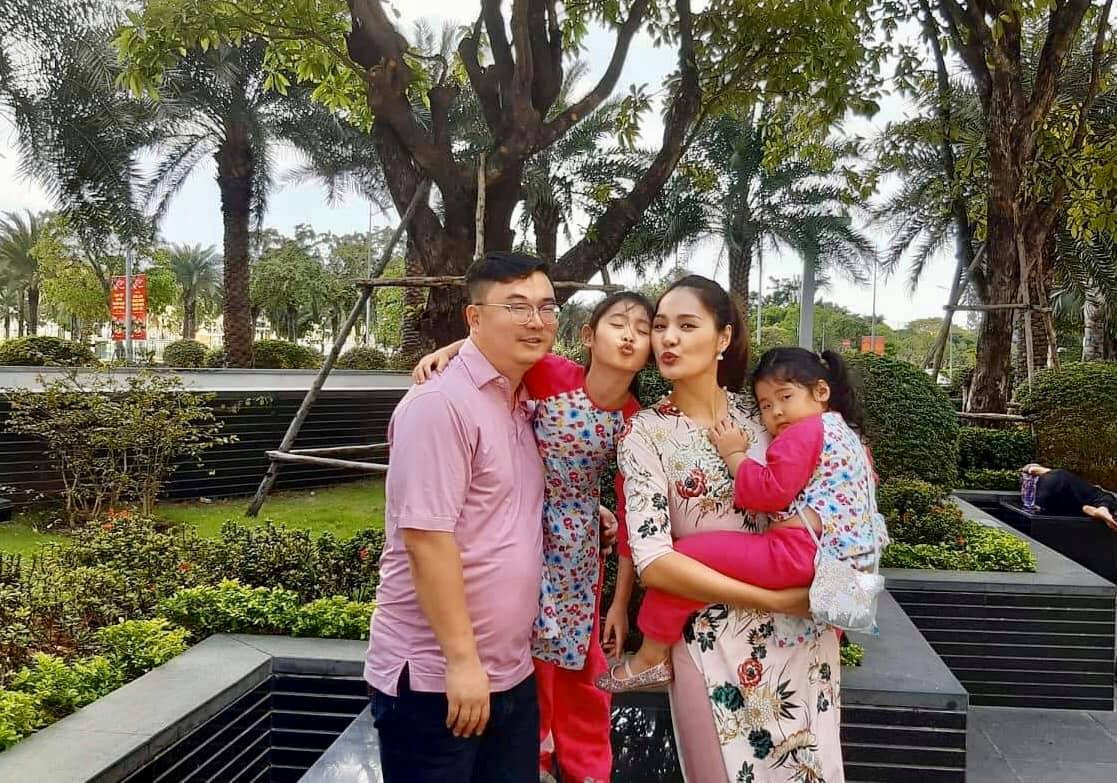 Dù cả nhà đang ở tâm dịch TP HCM nhưng Hương Giang luôn tự an ủi mọi chuyện rồi sẽ sớm qua. Bà mẹ hai con tâm sự: "Khi chớm dịch đầu năm ngoái thì nhớ nhung những ngày được đi du lịch nước ngoài. Khi dịch 1 năm thì nhớ những lúc được bỏ khẩu trang đi tung tăng khắp chốn. Khi giãn cách ở nhà cả ngày thì nhớ lúc mấy mẹ con được xuống công viên mới cách đây vài tuần...