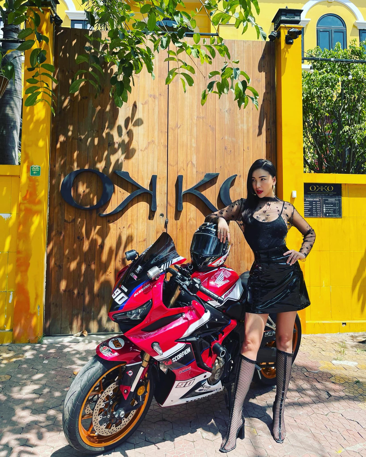 Quỳnh Thư còn từng khiến nhiều người giật mình khi đề cập chuyện tiêu hết 2,7 tỷ đồng trong 5 tháng hay nhà cô có tới 5 người giúp việc... Người đẹp cũng thường xuyên đi du lịch sang chảnh trong và ngoài nước.