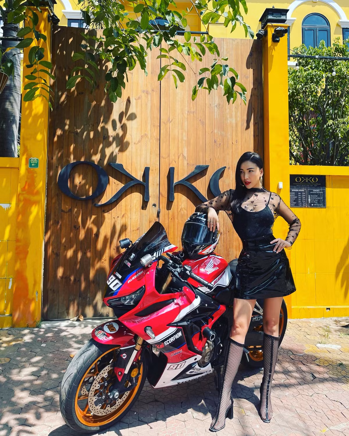 Quỳnh Thư còn từng khiến nhiều người giật mình khi đề cập chuyện tiêu hết 2,7 tỷ đồng trong 5 tháng hay nhà cô có tới 5 người giúp việc... Người đẹp cũng thường xuyên đi du lịch sang chảnh trong và ngoài nước.