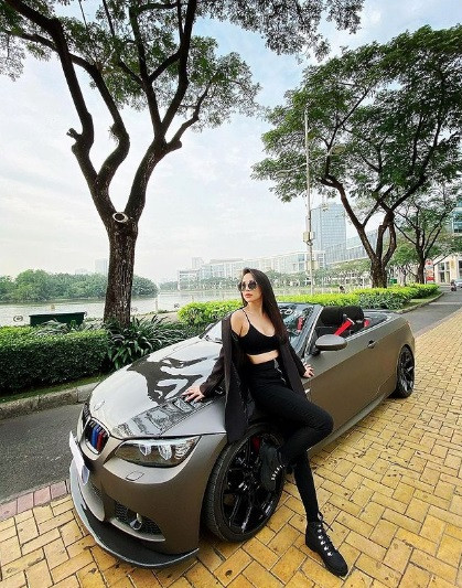 Ngoài nhà, xe đắt tiền, bạn gái tin đồn của Tiến Linh còn được mệnh danh là "yêu nữ hàng hiệu" khi sở hữu những món đồ đắt đỏ của các thương hiệu lớn trên thế giới.