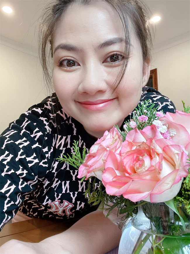 Phát tướng nên không chỉ vóc dáng mà khuôn mặt của người đẹp sinh năm 1985 cũng đầy đặn và tròn lên trông thấy.